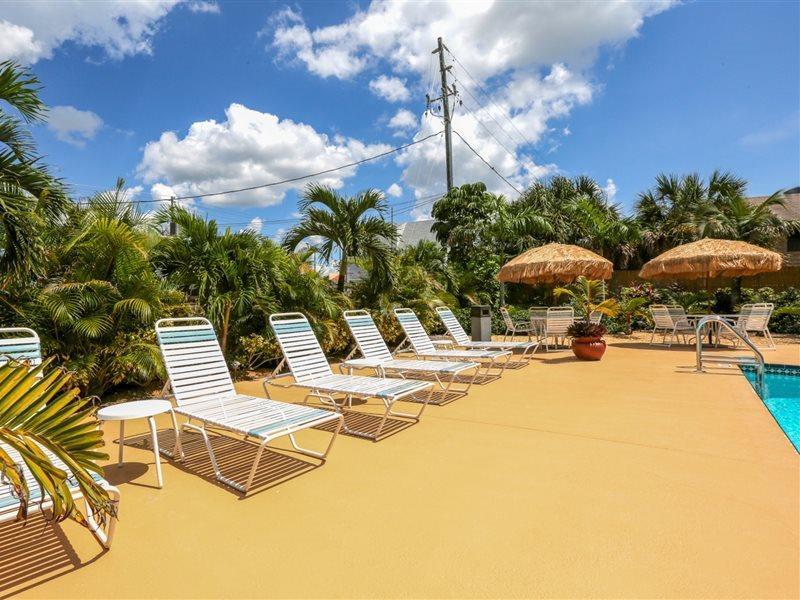 Barefoot Beach Club St. Pete Beach Exterior photo