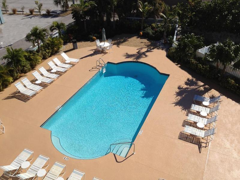 Barefoot Beach Club St. Pete Beach Exterior photo